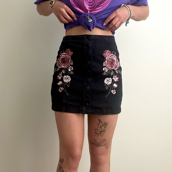Pacsun x kendall + kylie black denim miniskirt with floral embroidery, size S - Picture 4 of 6